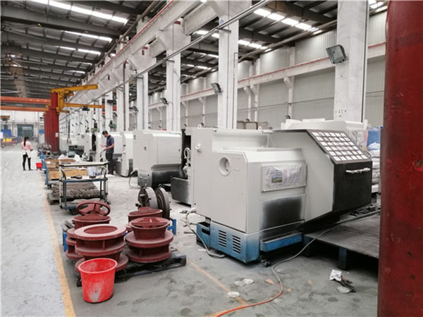 机械喷漆翻新施工现场